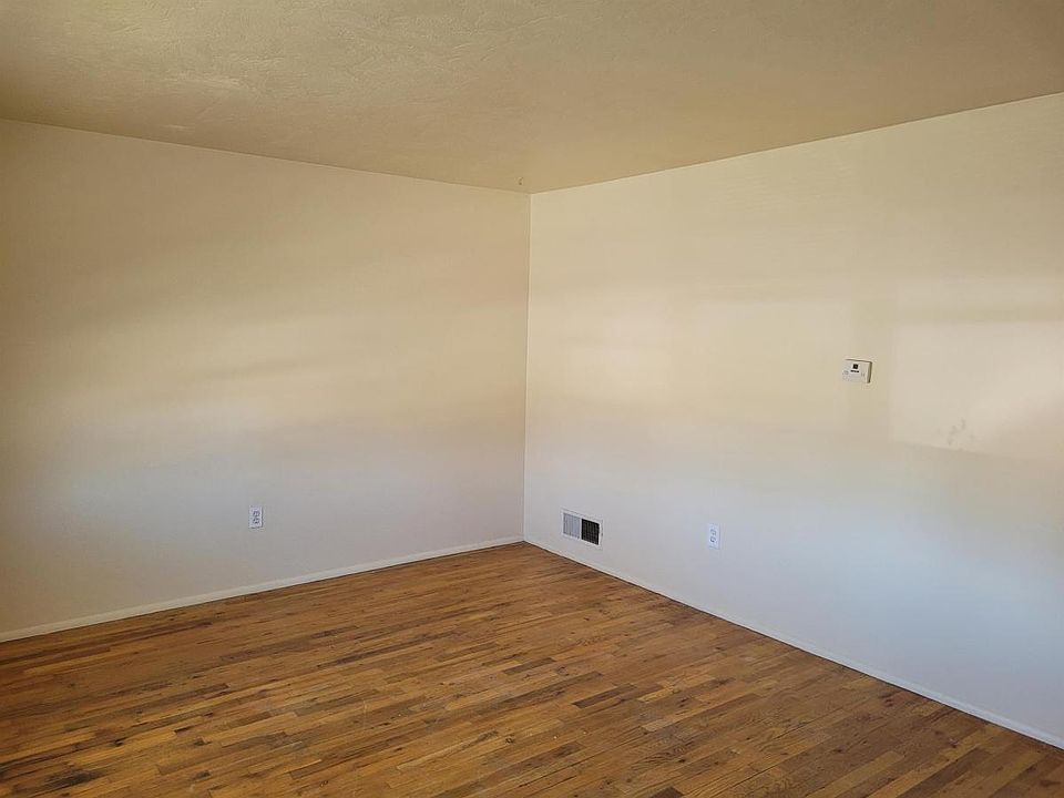 1st image of 525 Holbrook Dr #525