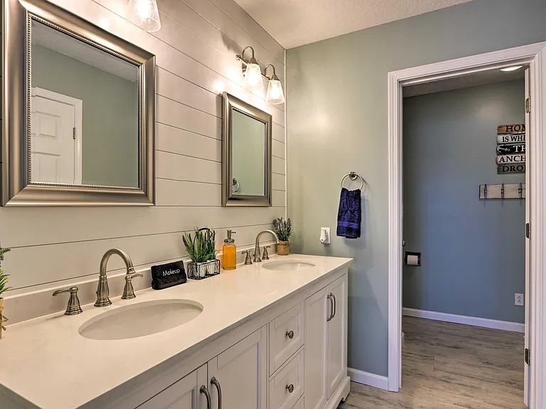 Beautifully updated bathroom amenities