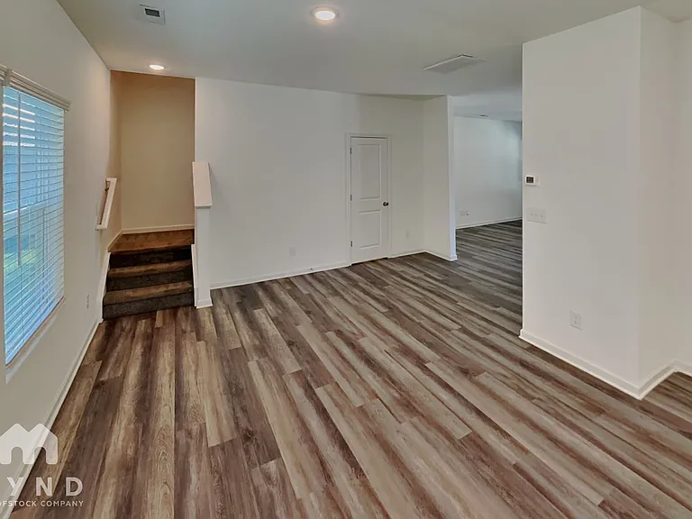 313 Cloverdale Ct — Photo 6