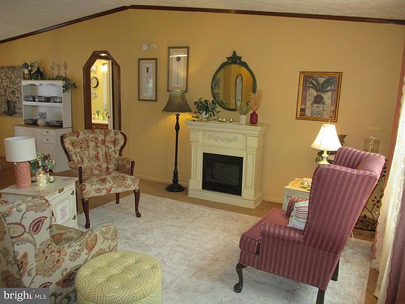 4th image of 284 Waverly Ct