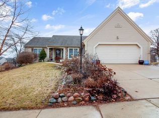 915 Valley Hill Dr, Waukesha, WI 53189