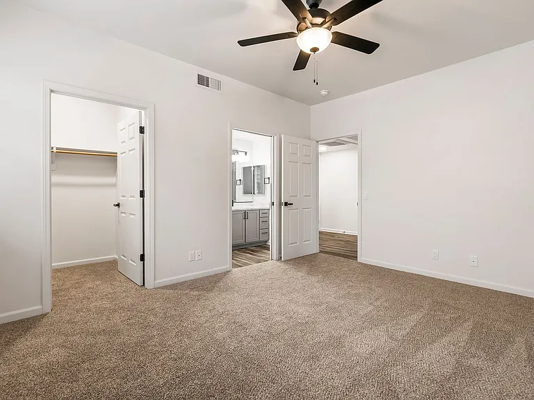 Sterling Oaks Luxury Apartments — Photo 83