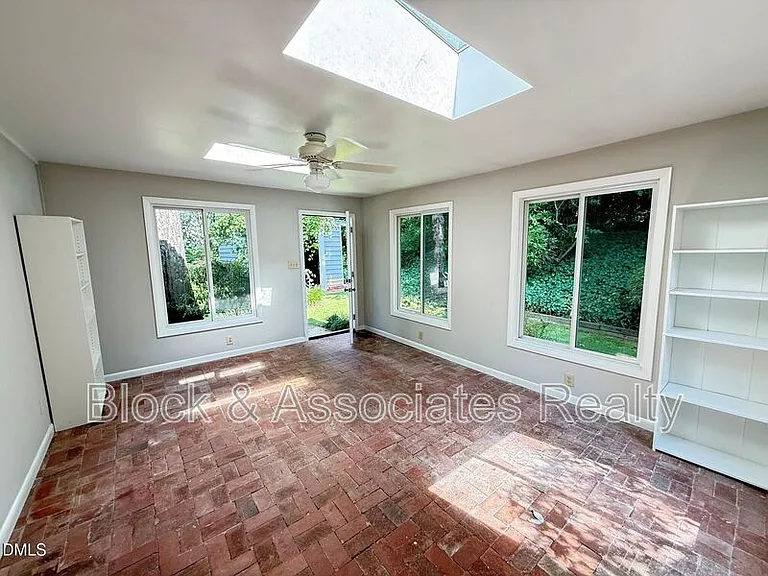 2667 Davis St — Photo 17