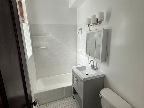 5th image of 715 W Belden Ave #N