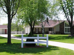 2009 Deerfield Dr, Saukville, WI 53080