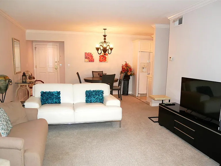 444 S Chester St #413 — Photo 16