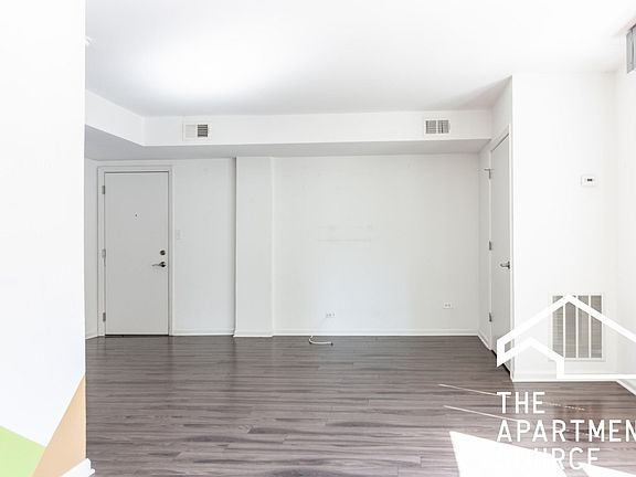 5th image of 926 W Carmen Ave #7C