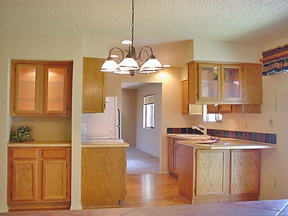 KITCHEN W/BUTLERS PANTRY