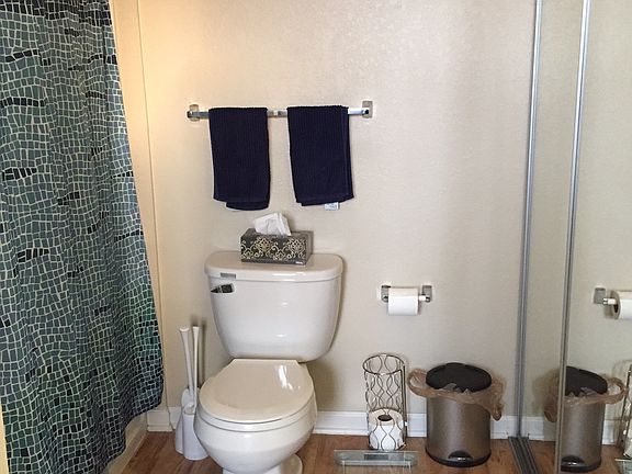 Bathroom with double closet with mirror, toilet, bathtub/sho
