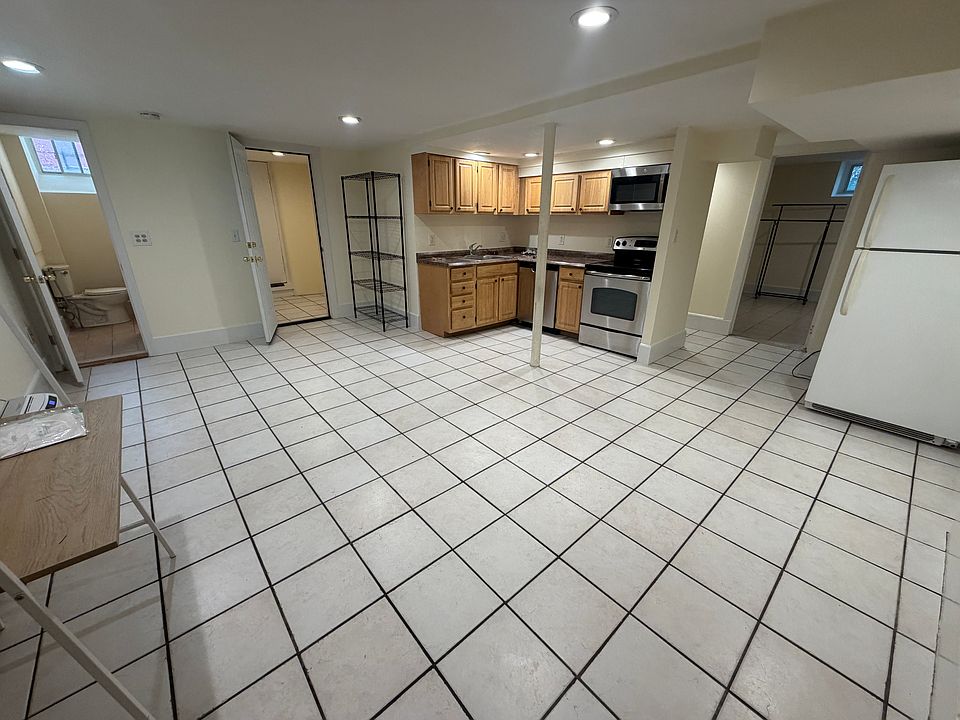 1st image of 136 Chiswick Rd APT 1B