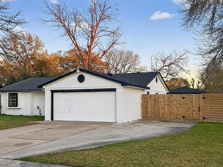 1307 Saddle Rock Dr — Photo 4