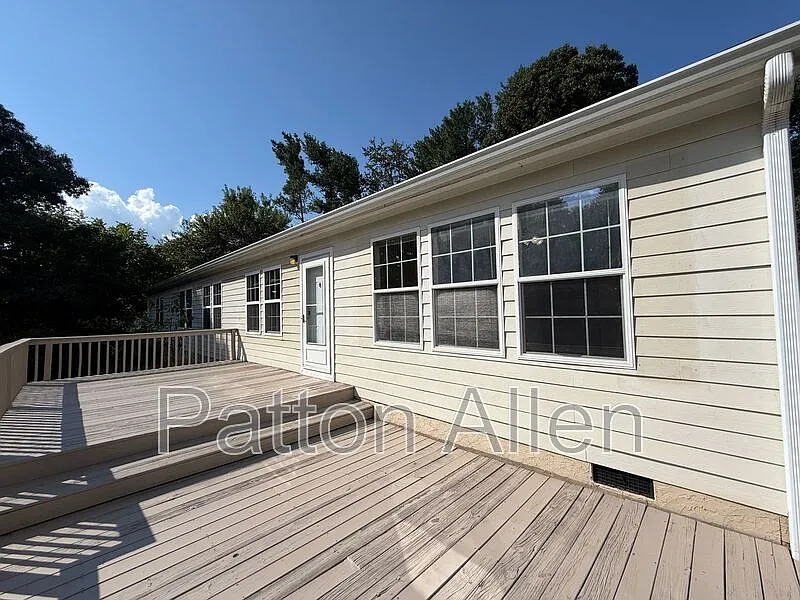 3 bed, 2.0 bath, 2052 sqft, $2,495 — Photo 2