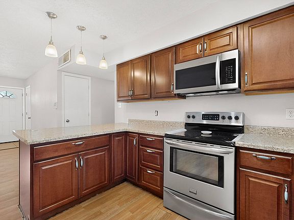 5th image of 1305 Brown Pl