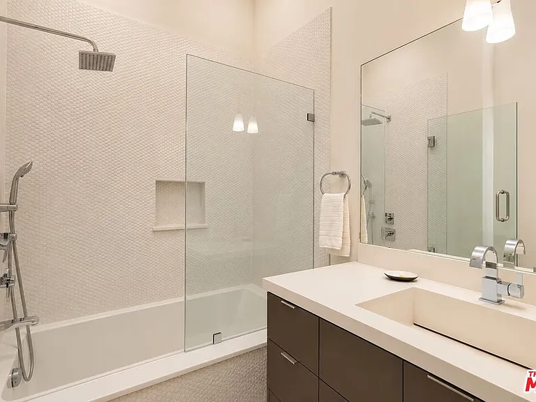 459 N Flores St — Photo 25