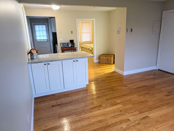3rd image of 275 Neck St Unit B6