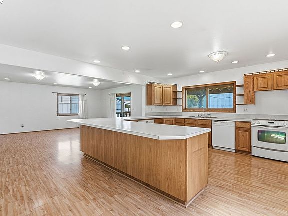 4th image of 156 Williams Ave