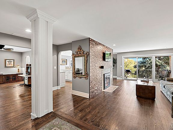 4th image of 1 Oak Brook Club Dr APT B306
