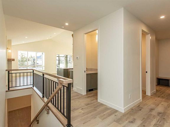 2nd image of 20 N Emmett Cres