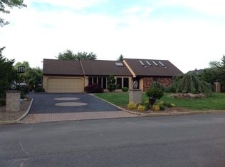 4 Hillview Ct, Commack, NY 11725