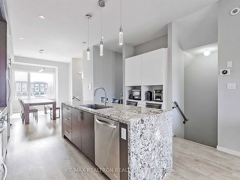 76 Genuine Ln — Photo 14