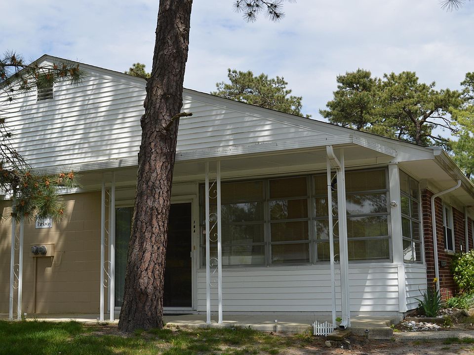 1st image of 16 A Crestwood Parkway