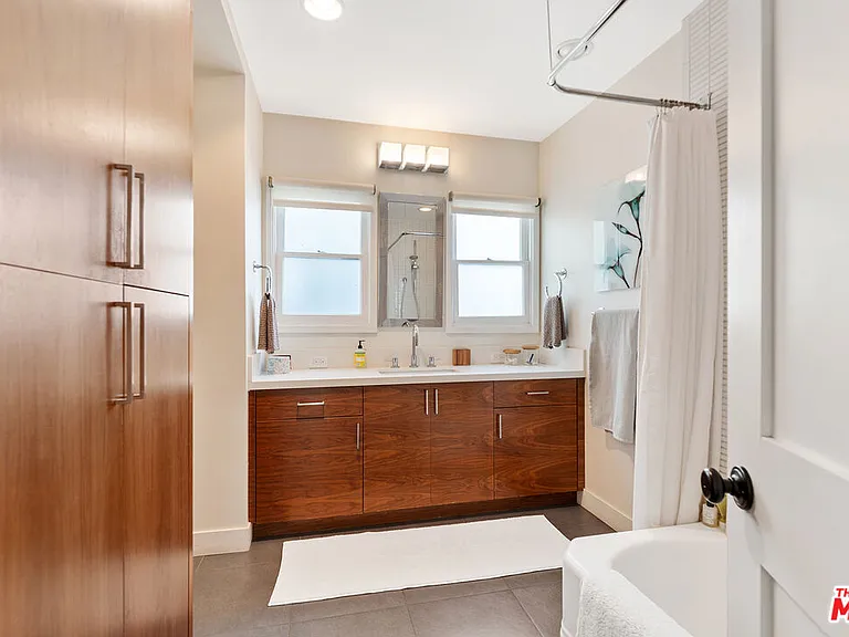 8926 Wonderland Ave — Photo 10