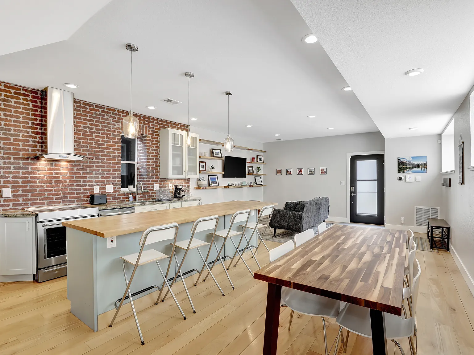 4 bed, 2092 sqft, $4,750 — Photo 3