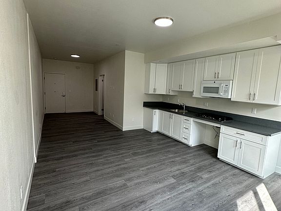 3rd image of 226 W 87th St #101