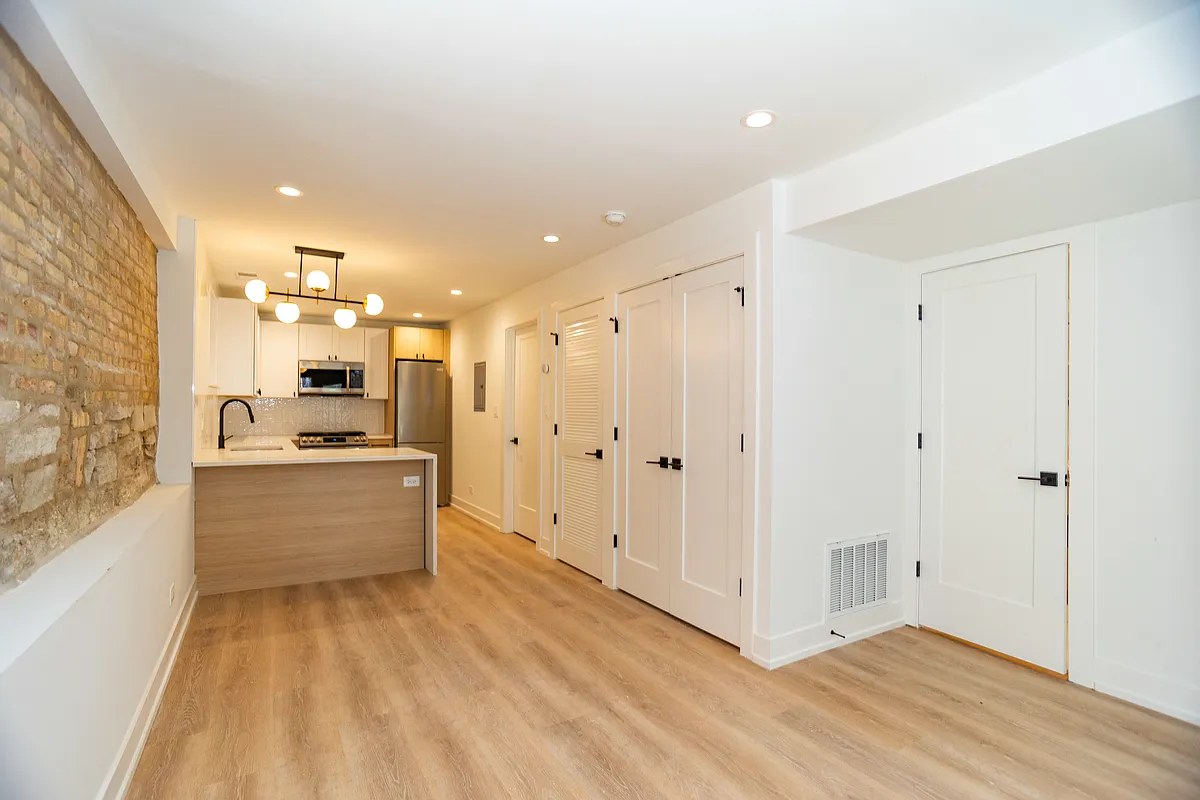 Building Photo - 618 W Wrightwood Ave #GF