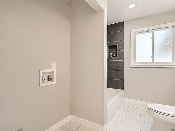4th image of 2901 W Saratoga Ave