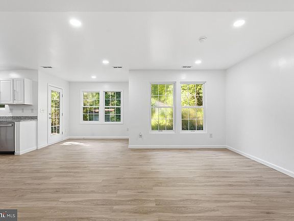 5th image of 104 Hazel Dr