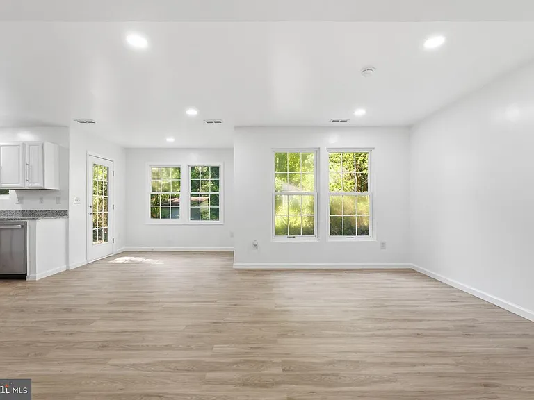 104 Hazel Dr — Photo 5