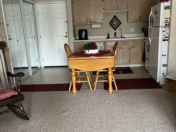4th image of 1127 S Lake Dr Unit 211