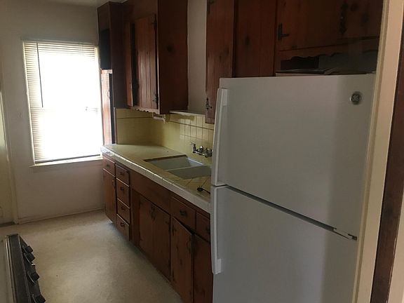 2nd image of 13012 Burbank Blvd