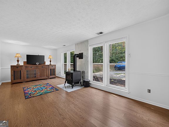 4th image of 110 Jaybird Ln