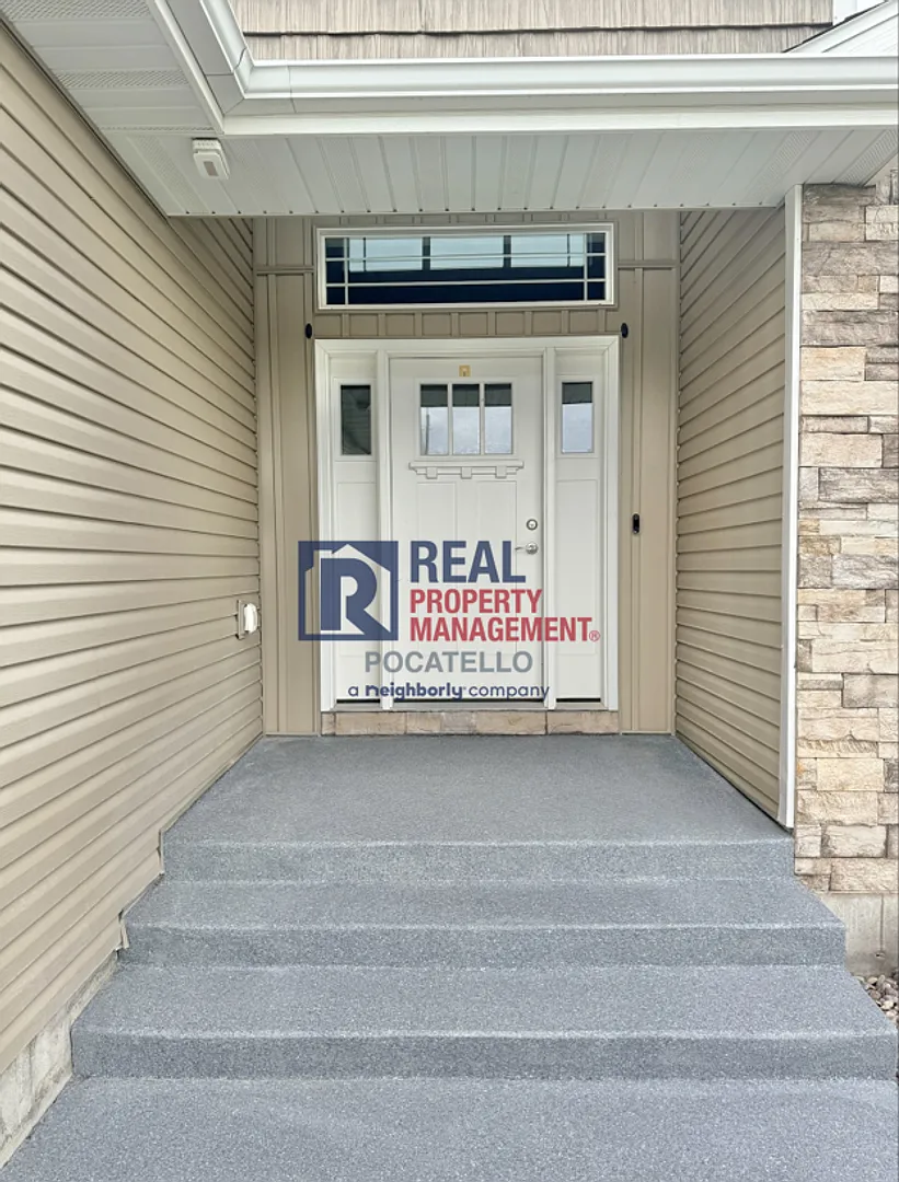 Beautiful 6 bedroom 3 bath house - 3 car garage — Photo 3
