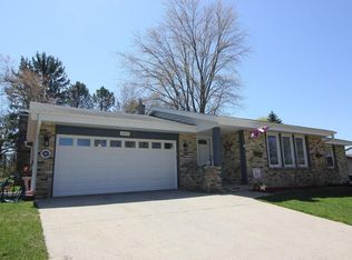 2425 Pendleton Pl, Waukesha, WI 53188