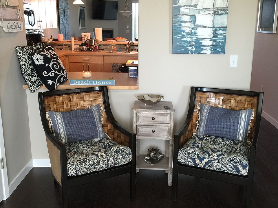Entry sitting area