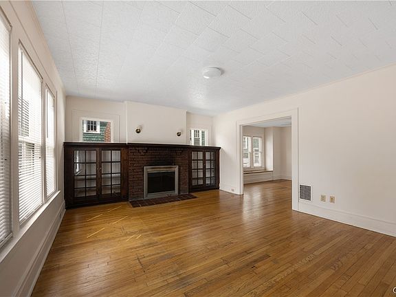 4th image of 1121-1123 Westcott St