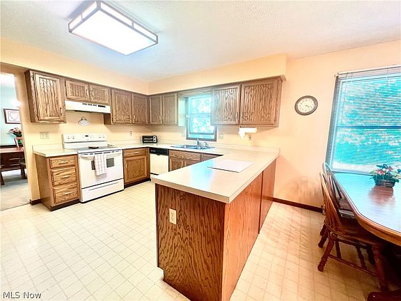 5th image of 325 Foxborough Dr