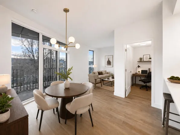 2888 Arbutus St #307, Vancouver, BC V6J 3W5