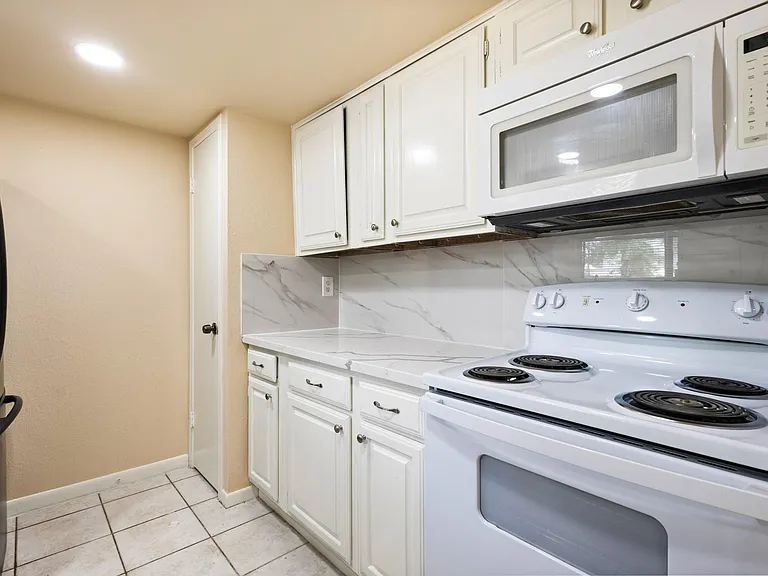 5921 Arncliffe Dr #5921 — Photo 2
