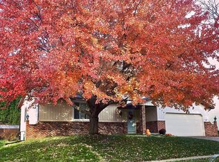 4670 Apple Valley Dr, Bettendorf, IA 52722