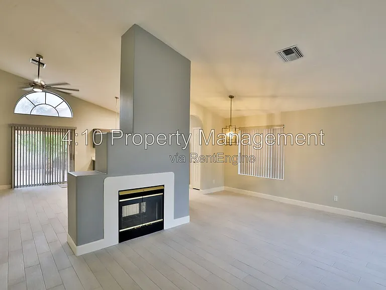 4230 E Woodland Dr — Photo 4
