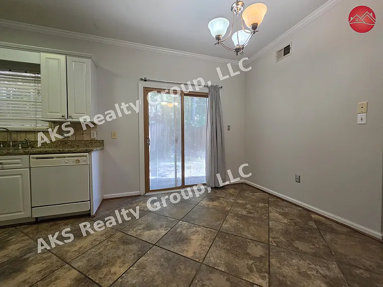 5004 Melrose Way — Photo 7