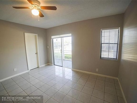 3rd image of 1004 Pine Dr APT 101
