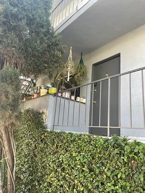 7160 De Longpre Avenue — Photo 2