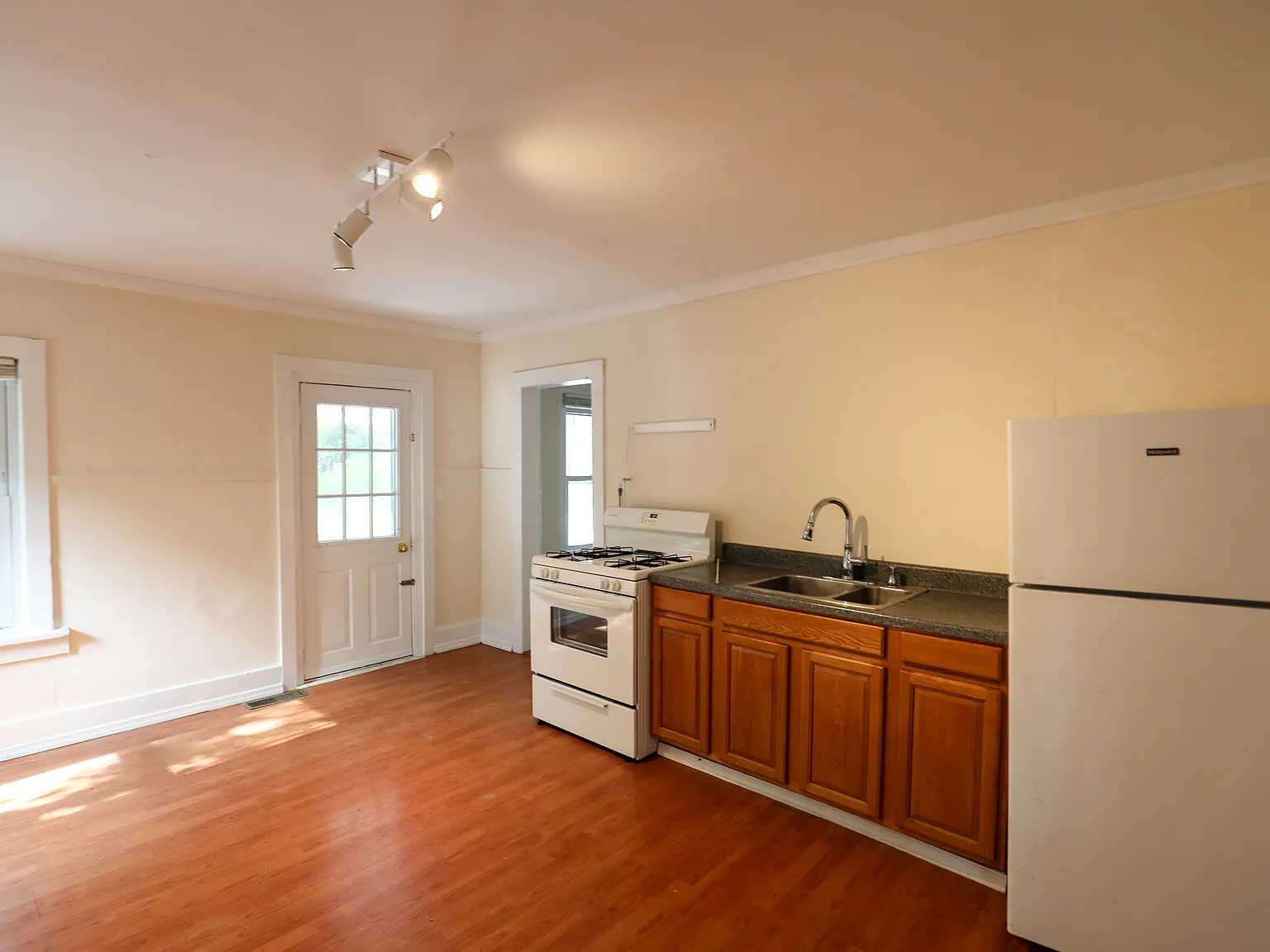 2 bed, 796 sqft, $1,700 — Photo 3