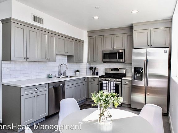 3rd image of 4557 Rosewood Ave #2
