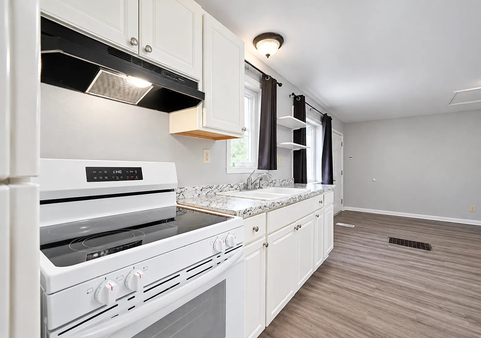 Studio Apartment At Vine Street Apartments - First Month Free! — Photo 1